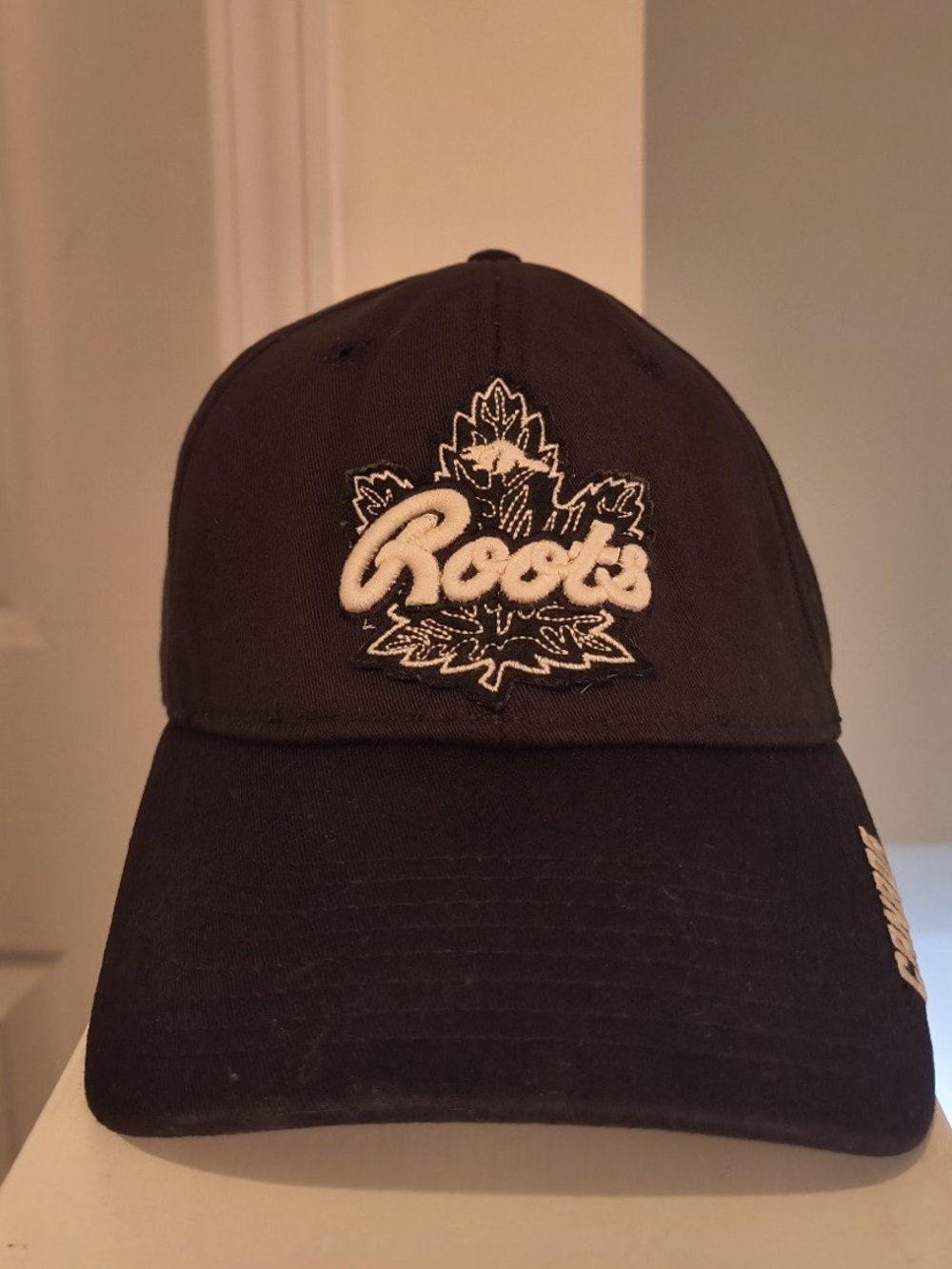 Roots Unisex Canada Maple Leaf Beaver Baseball Adjustable Black Fitted Cap/Hat